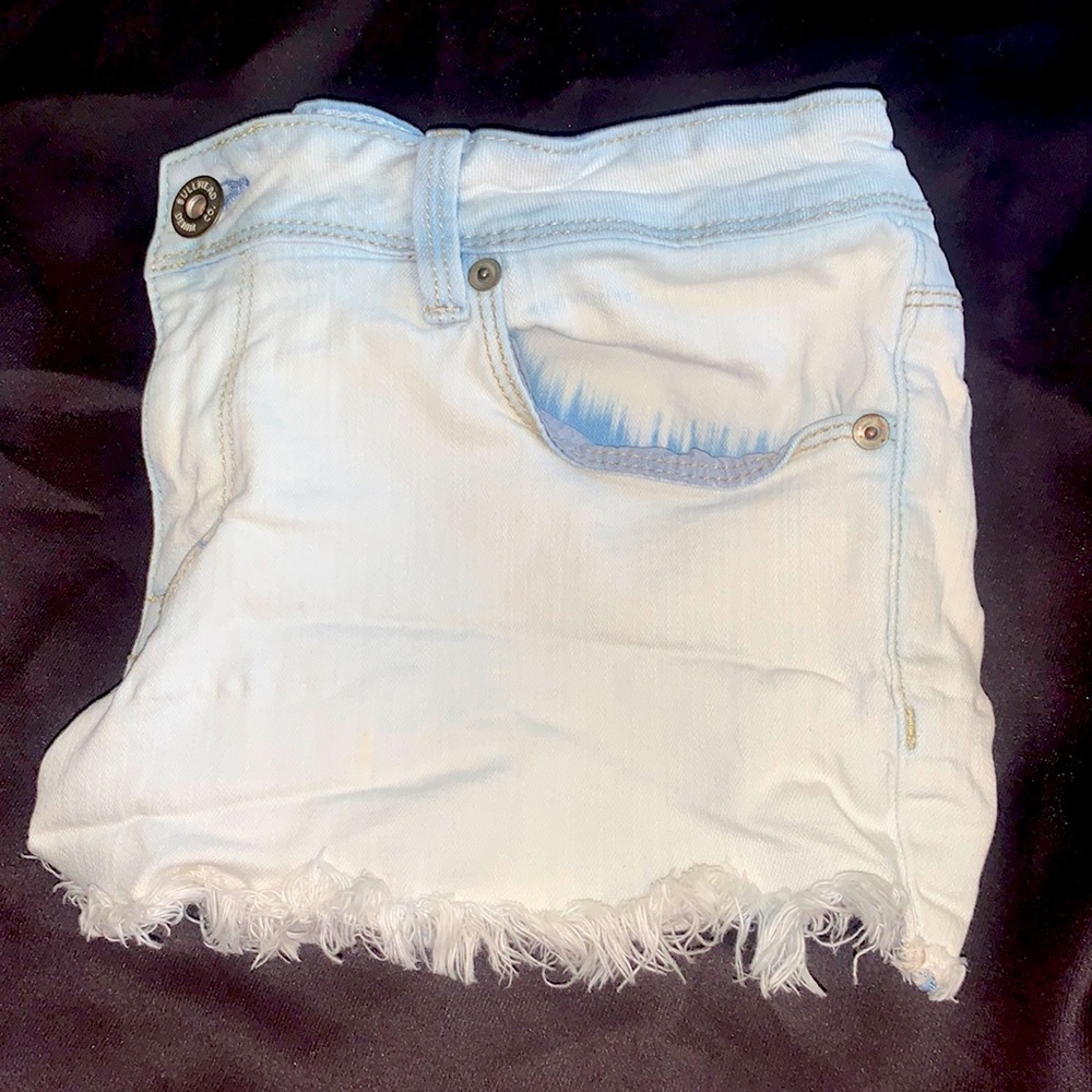 Bullhead women’s white denim shorts . Size 13, they are super cute never worn.